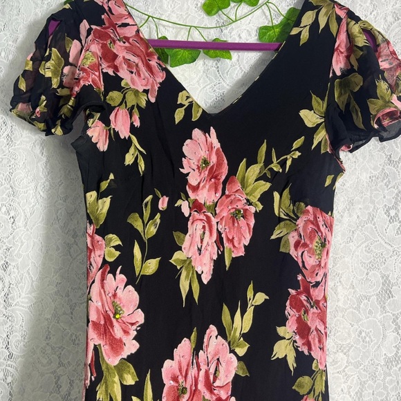 Chic Black Floral Midi Dress - Picture 2 of 7